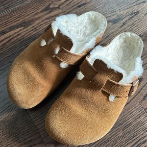 Birkenstock shearling clogs in mink